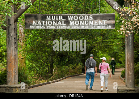 Persone ad ingresso a Muir Woods National Monument, California USA Foto Stock