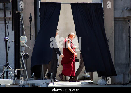 Apr 25, 2009 - Berkeley, California, Stati Uniti d'America - Sua Santità il XIV Dalai Lama Tenzin Gyatso, ha tenuto un discorso IN U.C. Berkeley Hearst Teatro Greco intitolato " La pace attraverso la compassione." Gli studenti era accampata fuori per tutta la notte per ottenere i biglietti per il sold-out evento. UC Berkeley aveva visto una linea questa lunga per un evento solo una volta prima di quando il Dalai Lama è venuto a parlare ci circa quindici anni fa. La AME Foto Stock