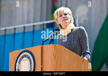 Apr 25, 2009 - Berkeley, California, Stati Uniti d'America - L'attrice/attivista sharon stone presenta la sua santità il XIV Dalai Lama Tenzin Gyatso. Il Dalai Lama ha tenuto un discorso IN U.C. Berkeley Hearst Teatro Greco intitolato " La pace attraverso la compassione." Gli studenti era accampata fuori per tutta la notte per ottenere i biglietti per il sold-out evento. UC Berkeley aveva visto una linea questa lunga per un evento solo una volta prima di quando la D Foto Stock