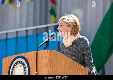 Apr 25, 2009 - Berkeley, California, Stati Uniti d'America - L'attrice/attivista sharon stone presenta la sua santità il XIV Dalai Lama Tenzin Gyatso. Il Dalai Lama ha tenuto un discorso IN U.C. Berkeley Hearst Teatro Greco intitolato " La pace attraverso la compassione." Gli studenti era accampata fuori per tutta la notte per ottenere i biglietti per il sold-out evento. UC Berkeley aveva visto una linea questa lunga per un evento solo una volta prima di quando la D Foto Stock