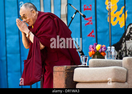 Apr 25, 2009 - Berkeley, California, Stati Uniti d'America - Sua Santità il XIV Dalai Lama Tenzin Gyatso, ha tenuto un discorso IN U.C. Berkeley Hearst Teatro Greco intitolato " La pace attraverso la compassione." Gli studenti era accampata fuori per tutta la notte per ottenere i biglietti per il sold-out evento. UC Berkeley aveva visto una linea questa lunga per un evento solo una volta prima di quando il Dalai Lama è venuto a parlare ci circa quindici anni fa. La AME Foto Stock