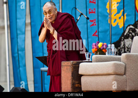 Apr 25, 2009 - Berkeley, California, Stati Uniti d'America - Sua Santità il XIV Dalai Lama Tenzin Gyatso, ha tenuto un discorso IN U.C. Berkeley Hearst Teatro Greco intitolato " La pace attraverso la compassione." Gli studenti era accampata fuori per tutta la notte per ottenere i biglietti per il sold-out evento. UC Berkeley aveva visto una linea questa lunga per un evento solo una volta prima di quando il Dalai Lama è venuto a parlare ci circa quindici anni fa. La AME Foto Stock