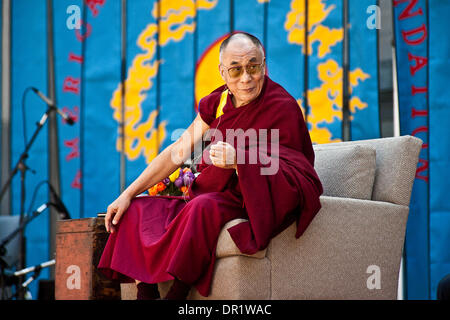 Apr 25, 2009 - Berkeley, California, Stati Uniti d'America - Sua Santità il XIV Dalai Lama Tenzin Gyatso, ha tenuto un discorso IN U.C. Berkeley Hearst Teatro Greco intitolato " La pace attraverso la compassione." Gli studenti era accampata fuori per tutta la notte per ottenere i biglietti per il sold-out evento. UC Berkeley aveva visto una linea questa lunga per un evento solo una volta prima di quando il Dalai Lama è venuto a parlare ci circa quindici anni fa. La AME Foto Stock