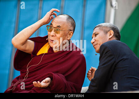 Apr 25, 2009 - Berkeley, California, Stati Uniti d'America - Sua Santità il XIV Dalai Lama Tenzin Gyatso, ha tenuto un discorso IN U.C. Berkeley Hearst Teatro Greco intitolato " La pace attraverso la compassione". Parlando in inglese, il Dalai Lama si consulta con il suo traduttore per trovare la parola giusta. Gli studenti erano accampati fuori per tutta la notte per ottenere i biglietti per il sold-out evento. UC Berkeley aveva visto una linea questa lunga per un Foto Stock