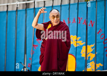 Apr 25, 2009 - Berkeley, California, Stati Uniti d'America - Sua Santità il XIV Dalai Lama Tenzin Gyatso, ha tenuto un discorso IN U.C. Berkeley Hearst Teatro Greco intitolato " La pace attraverso la compassione." Gli studenti era accampata fuori per tutta la notte per ottenere i biglietti per il sold-out evento. UC Berkeley aveva visto una linea questa lunga per un evento solo una volta prima di quando il Dalai Lama è venuto a parlare ci circa quindici anni fa. La AME Foto Stock