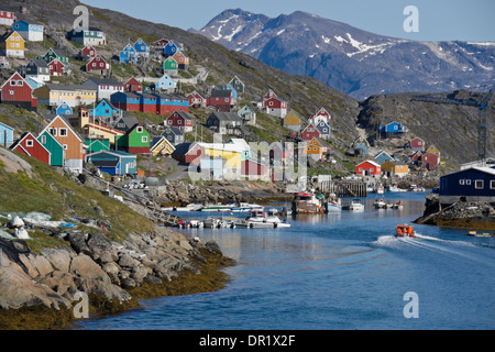 Case colorate nella città di pescatori di Kangaamiut, Groenlandia occidentale Foto Stock