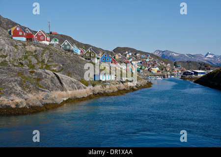 Case colorate nella città di pescatori di Kangaamiut, Groenlandia occidentale Foto Stock