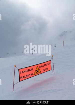 Cartelli di avvertimento su un sci alpino in pendenza Distenis, Svizzera su Feb 21, 2013. Foto Stock