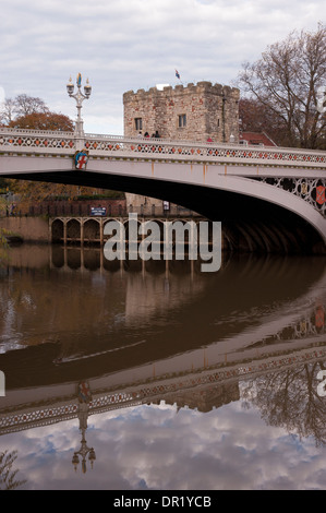 Una vista del ponte di ferro (Lendal ponte) & medievale torre difensiva adottata dalla banca del sud del fiume Ouse - York, North Yorkshire, Inghilterra, Regno Unito. Foto Stock