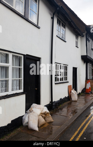 Sacchetto di sabbia difese al di fuori di una casa a Eynsford, Kent, Regno Unito, inverno Foto Stock