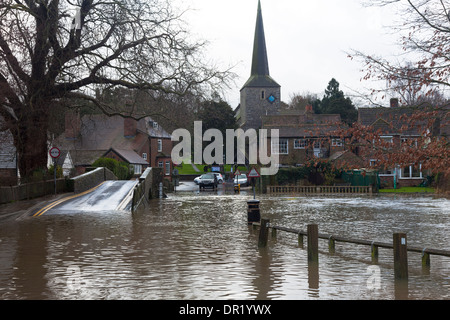 Inondati ford accanto al ponte, sul fiume Darenth, Eynsford, Kent, Regno Unito, inverno Foto Stock
