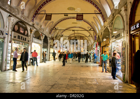 Asia, la Turchia, Istanbul. Il Grand Bazaar (aka Kapalicarsi). Vista tipica della coperta labirinto di negozi e fornitori. Foto Stock