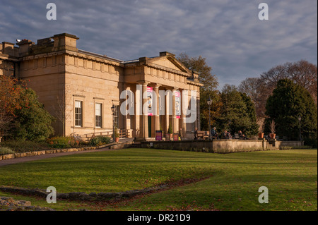 La gente dal suggestivo museo dello Yorkshire, rilassarvi nel bellissimo parco tranquillo, bagnata in prima serata la luce del sole - Museo Giardini, York, Inghilterra, Regno Unito. Foto Stock