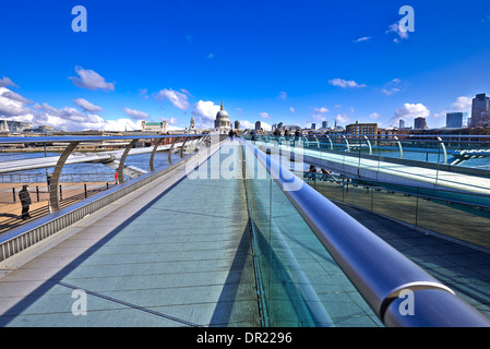 Il London Millennium passerella è una sospensione in acciaio ponte che attraversa il fiume Tamigi a Londra Foto Stock