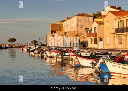 Petit Port des navicelle di Mèze Hérault, Languedoc Roussillon, Francia Foto Stock