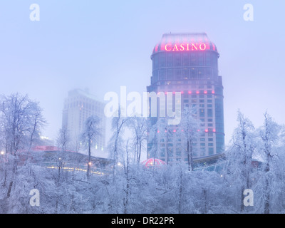 Paesaggio invernale di Fallsview Casino, Niagara Falls, Ontario, Canada. Foto Stock