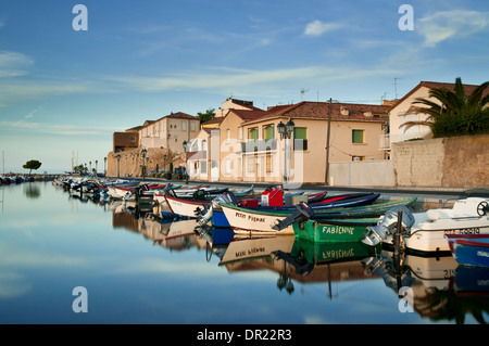 Petit Port des navicelle di Mèze Hérault, Languedoc Roussillon, Francia Foto Stock