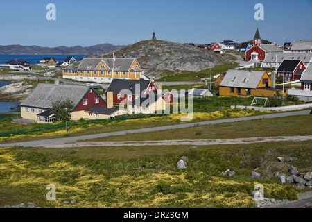 Frelserens Kirke (Chiesa del Nostro Salvatore), Hans Egede statua sulla collina, Hans Egede casa, case colorate in Nuuk (Godthab), Greenl Foto Stock