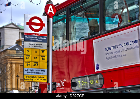 Il London bus è diventata una icona internazionale di esprimere una gamma di idee Foto Stock