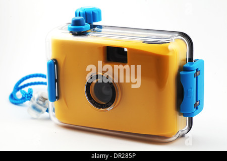 Fotocamera giallo in cassetta stagna su bianco Foto Stock
