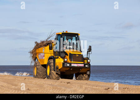 Norfolk, Regno Unito. Xvii gen, 2014. I detriti lavato fino a Norfolk spiagge dal dicembre 2013 picchi di marea essendo cancellata al Hemsby e Scratby. Tra più di 5000 piedi quadrati di spazzatura e ripped-fino alla vegetazione, resti di bungalows e chalets per le vacanze distrutto durante i più grandi maree in 60 anni, compreso un porta frigo, i sedili di gabinetto e Twisted Metal da un vecchio letto. Credito: Adrian Buck/Alamy Live News Foto Stock