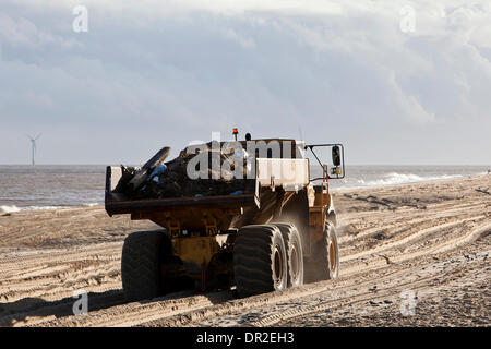 Norfolk, Regno Unito. Xvii gen, 2014. I detriti lavato fino a Norfolk spiagge dal dicembre 2013 picchi di marea essendo cancellata al Hemsby e Scratby. Tra più di 5000 piedi quadrati di spazzatura e ripped-fino alla vegetazione, resti di bungalows e chalets per le vacanze distrutto durante i più grandi maree in 60 anni, compreso un porta frigo, i sedili di gabinetto e Twisted Metal da un vecchio letto. Credito: Adrian Buck/Alamy Live News Foto Stock