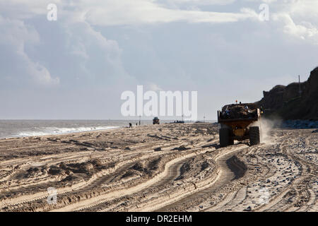 Norfolk, Regno Unito. Xvii gen, 2014. I detriti lavato fino a Norfolk spiagge dal dicembre 2013 picchi di marea essendo cancellata al Hemsby e Scratby. Tra più di 5000 piedi quadrati di spazzatura e ripped-fino alla vegetazione, resti di bungalows e chalets per le vacanze distrutto durante i più grandi maree in 60 anni, compreso un porta frigo, i sedili di gabinetto e Twisted Metal da un vecchio letto. Credito: Adrian Buck/Alamy Live News Foto Stock