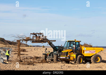 Norfolk, Regno Unito. Xvii gen, 2014. I detriti lavato fino a Norfolk spiagge dal dicembre 2013 picchi di marea essendo cancellata al Hemsby e Scratby. Tra più di 5000 piedi quadrati di spazzatura e ripped-fino alla vegetazione, resti di bungalows e chalets per le vacanze distrutto durante i più grandi maree in 60 anni, compreso un porta frigo, i sedili di gabinetto e Twisted Metal da un vecchio letto. Credito: Adrian Buck/Alamy Live News Foto Stock