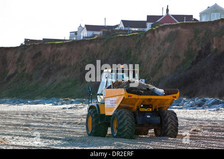 Norfolk, Regno Unito. Xvii gen, 2014. I detriti lavato fino a Norfolk spiagge dal dicembre 2013 picchi di marea essendo cancellata al Hemsby e Scratby. Tra più di 5000 piedi quadrati di spazzatura e ripped-fino alla vegetazione, resti di bungalows e chalets per le vacanze distrutto durante i più grandi maree in 60 anni, compreso un porta frigo, i sedili di gabinetto e Twisted Metal da un vecchio letto. Credito: Adrian Buck/Alamy Live News Foto Stock