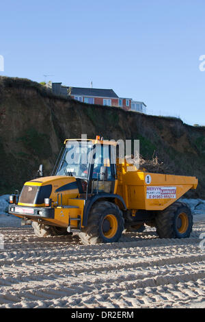 Norfolk, Regno Unito. Xvii gen, 2014. I detriti lavato fino a Norfolk spiagge dal dicembre 2013 picchi di marea essendo cancellata al Hemsby e Scratby. Tra più di 5000 piedi quadrati di spazzatura e ripped-fino alla vegetazione, resti di bungalows e chalets per le vacanze distrutto durante i più grandi maree in 60 anni, compreso un porta frigo, i sedili di gabinetto e Twisted Metal da un vecchio letto. Credito: Adrian Buck/Alamy Live News Foto Stock