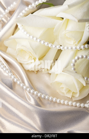 Perla perle e crema rosa su sfondo di seta Foto Stock