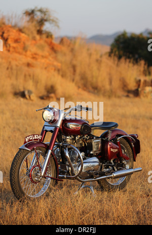 Vintage Royal Enfield Bullet con trionfo il serbatoio e i parafanghi dal 50's chiamato un 'bitsa' Foto Stock