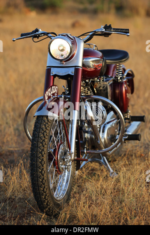 Vintage Royal Enfield Bullet con trionfo il serbatoio e i parafanghi dal 50's chiamato un 'bitsa' Foto Stock