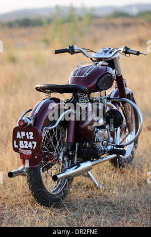 Vintage Royal Enfield Bullet con trionfo il serbatoio e i parafanghi dal 50's chiamato un 'bitsa' Foto Stock