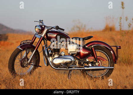 Vintage Royal Enfield Bullet con trionfo il serbatoio e i parafanghi dal 50's chiamato un 'bitsa' Foto Stock