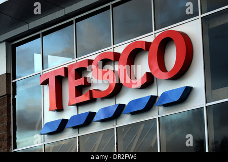 Cartello anteriore del negozio Tesco in un negozio a Stirling, Regno Unito. Foto Stock