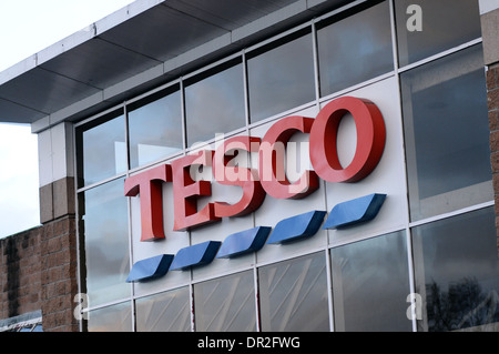 Cartello anteriore del negozio Tesco in un negozio a Stirling, Regno Unito. Foto Stock