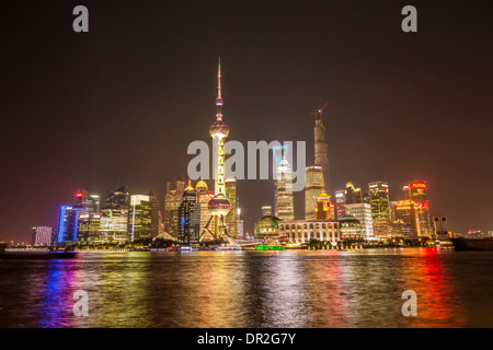 Vista notturna di Shanghai Pudong New Area, Shanghai, Cina Foto Stock