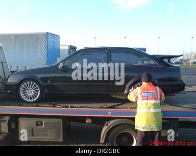 Ford Sierra Cosworth RS essendo caricato su un pianale recupero AA carrello MK1 1a generazione Foto Stock