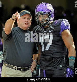 Ft. Vale la pena, TX, Stati Uniti d'America. 30 Novembre, 2013. TCU head coach Gary Patterson attende di scendere in campo con la sicurezza Sam Carter (17) prima del cornuto rane la riproduzione del Baylor porta in un NCAA Football gioco a Amon G. Carter Stadium di Ft. Vale la pena, Texas, Sabato 30 Novembre, 2013. © csm/Alamy Live News Foto Stock