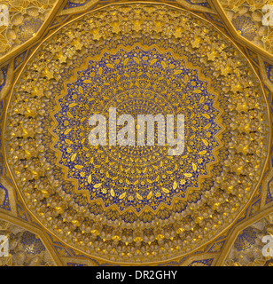 In finta cupola sul soffitto della moschea dorata, Tilya-Kori Madrasah, Samarcanda, Uzbekistan Foto Stock