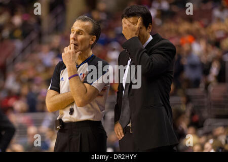 17 gennaio 2014: Miami Heat head coach Erik Spoelstra ha reagisce come egli sta accanto a arbitro Ken Mauer (41) durante il gioco NBA tra Miami Heat e la Philadelphia 76ers presso la Wells Fargo Center di Philadelphia, Pennsylvania. Il calore win 101-86. Christopher Szagola/Cal Sport Media Foto Stock