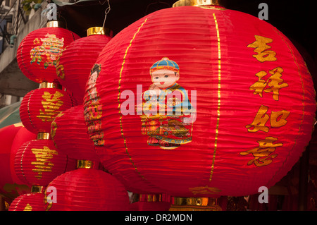 Lanterne di festa sul display come Bangkok Chinatown si prepara per il Capodanno cinese, 2014, l'anno del cavallo Foto Stock