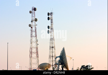 Torri di telecomunicazioni terrestri e satellitari antenne nel deserto del Qatar Foto Stock
