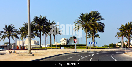 Approccio per la rotatoria di Shell in Madinat Al Shmal, Qatar Costa Nord Foto Stock