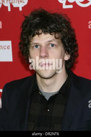 Park City, UT, STATI UNITI D'AMERICA. Xvii gen, 2014. Jesse Eisenberg presso gli arrivi per la doppia Premiere al Sundance Film Festival 2014, le vinacce, Park City, UT 17 Gennaio, 2014. Credito: James Atoa/Everett raccolta/Alamy Live News Foto Stock