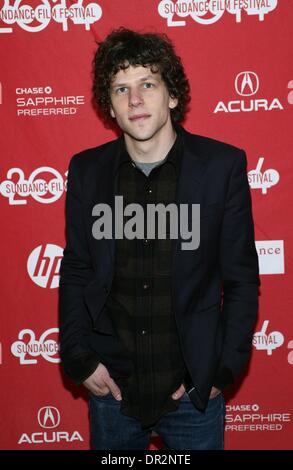 Park City, UT, STATI UNITI D'AMERICA. Xvii gen, 2014. Jesse Eisenberg presso gli arrivi per la doppia Premiere al Sundance Film Festival 2014, le vinacce, Park City, UT 17 Gennaio, 2014. Credito: James Atoa/Everett raccolta/Alamy Live News Foto Stock