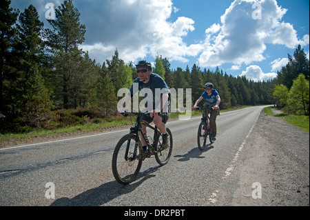 Escursioni in bicicletta lungo la strada di montagna nei Cairngorms, Glenmore Strahspey, Highlands Scozzesi. SCO 9259 Foto Stock