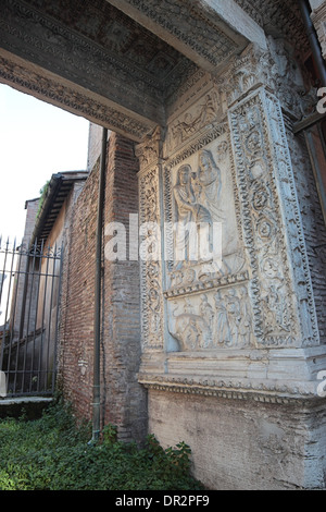 La Arcus Argentariorum, poggiando sulla destra la basilica di San Giorgio al Velabro, Roma , Italia Foto Stock