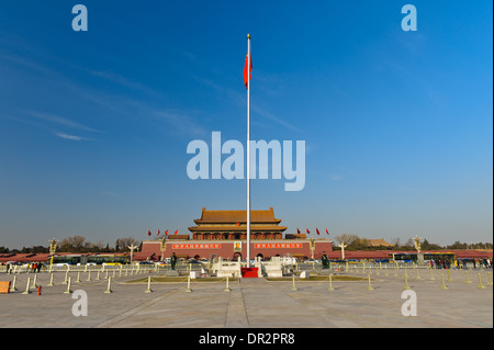 La bandiera nella parte anteriore della porta della pace celeste su Piazza Tiananmen. Pechino, Cina Foto Stock